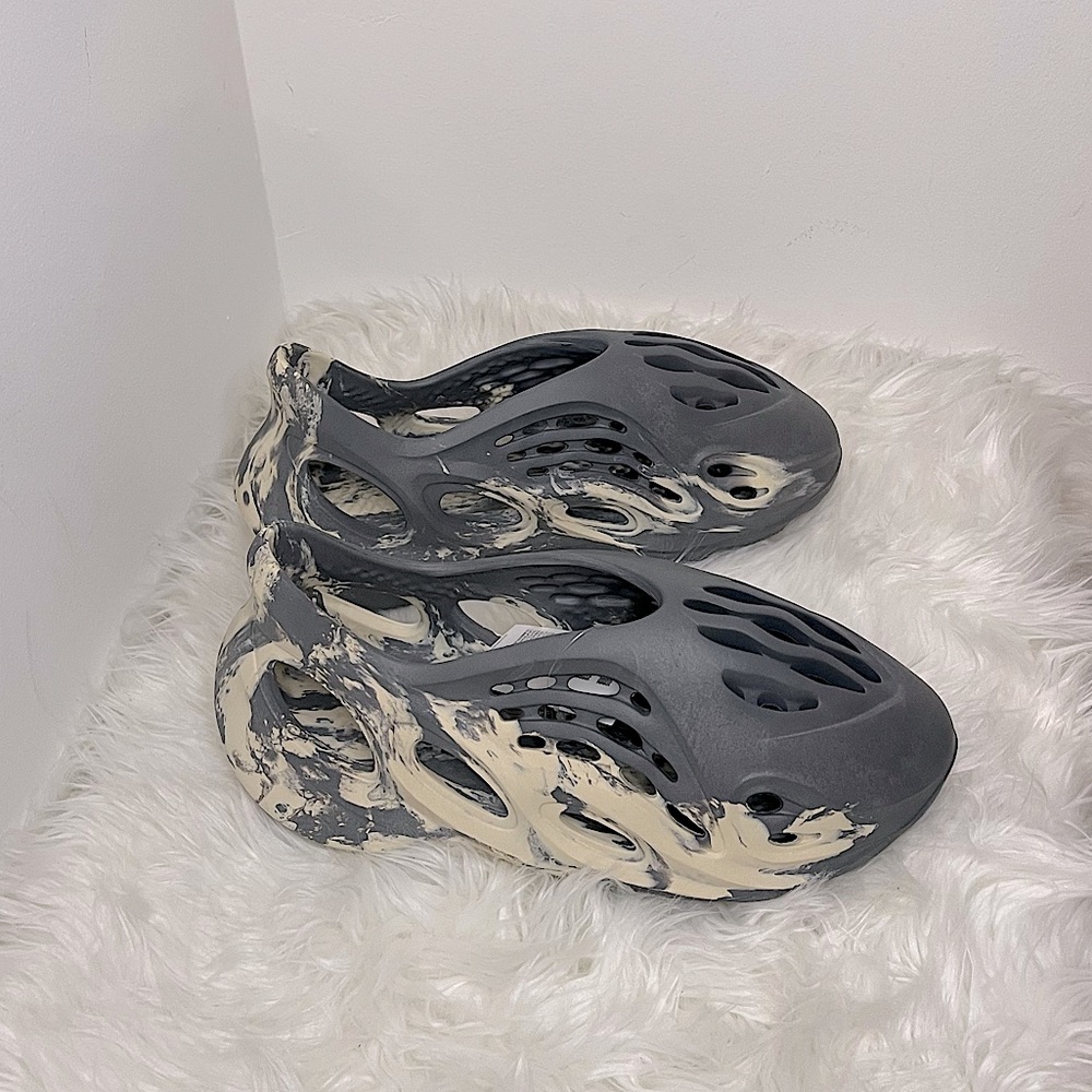 NEW! Foam Slip On Rubber Sole Sneakers Grey/Cream Marble Design Women size 8